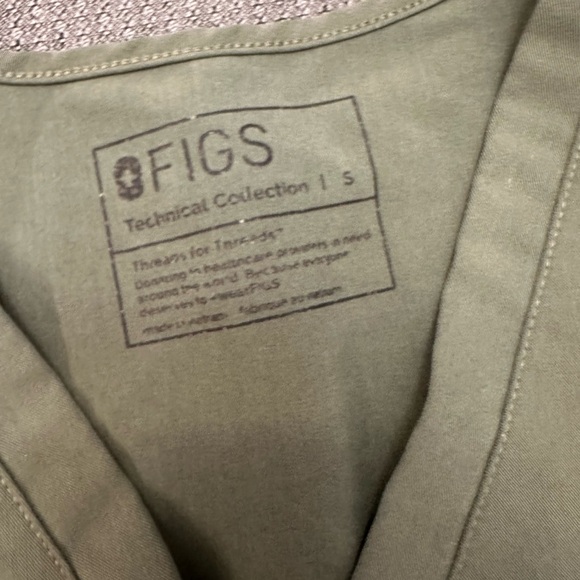 Figs 2 pocket scrub top. Size small - Picture 2 of 4